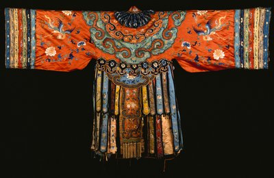 Un manteau en satin rouge, possiblement un manteau de mariage - Chinese School