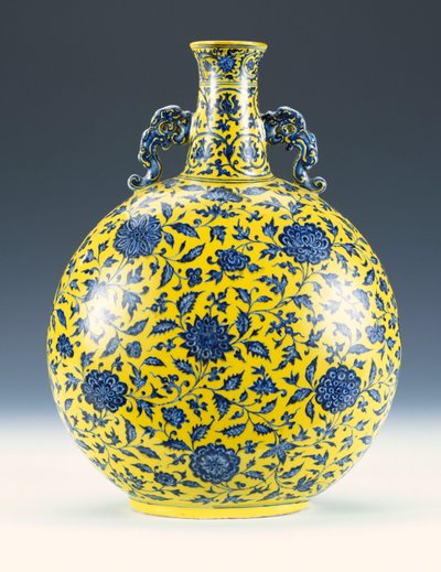 Un flacon lunaire émaillé bleu sous glaçure et jaune avec un motif de pivoine et de lotus, vers 1723-1735 - Chinese School
