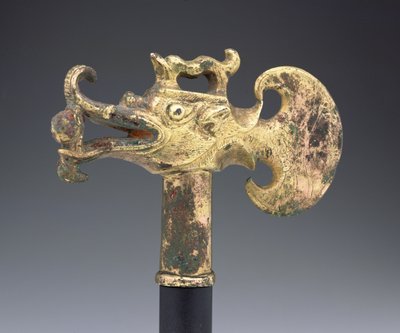 Tête de hache en forme de poisson-dragon, dynastie Tang (argent doré) - Chinese School