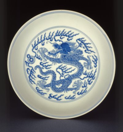 Plat en porcelaine bleu et blanc peint avec un dragon, marque et période Qianlong, 1736-1795 - Chinese School