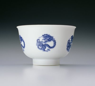 Bol, décoré de médaillons de dragons, marque et période Kangxi 1662-1722 - Chinese School