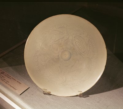 Bol avec décoration florale incisée, de Nanchang, Province de Jiangxi, Dynastie Song, 12e-13e siècle - Chinese School