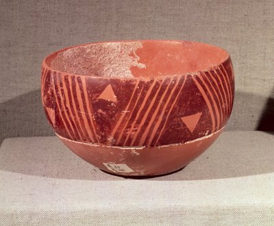 Bol avec motif triangulaire, de Banpu, Jiangsu, 5e-4e millénaire av. J.-C. (argile) - Chinese School