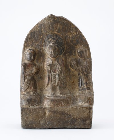 Tablette bouddhiste représentant trois figures debout, Période de Division, 536 après J.-C. - Chinese School