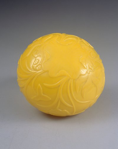 Bol sculpté, période Qianlong (1736-95) (verre coloré) - Chinese School