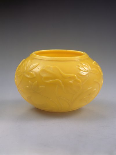 Bol sculpté, période Qianlong (1736-95) (verre coloré) - Chinese School