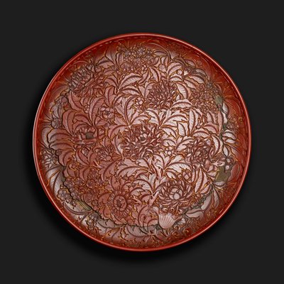 Plat sculpté portant la marque de Xuande (1426-36) à la base, chinois - Chinese School