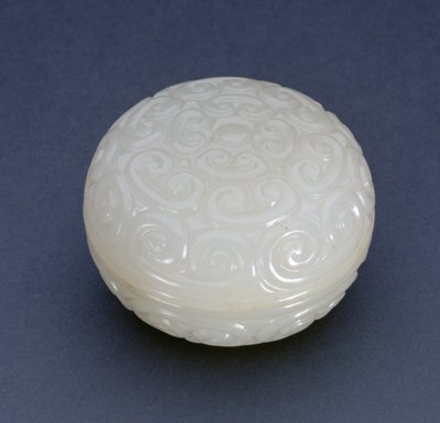 Boîte circulaire pour pâte à sceau de style Guri avec volutes de lingzhi, dynastie Ming (pierre blanche) - Chinese School
