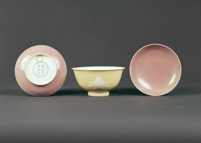 Bol circulaire, période Qianlong (1736-95) (céramique) - Chinese School