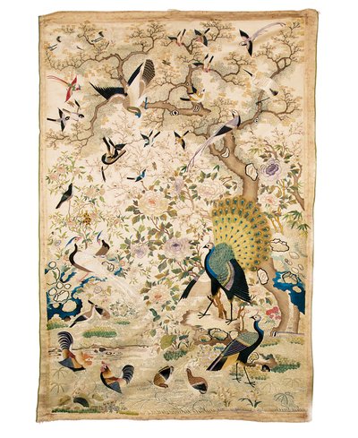 Panneau brodé avec une paire de paons et de nombreux autres oiseaux sous un arbre noueux avec des pivoines et des fleurs de prunus, Canton - Chinese School