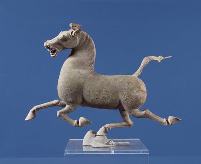 Cheval au galop avec un sabot reposant sur une hirondelle, du tombeau à Wu-wei, Kansu, Dynastie Han orientale - Chinese School