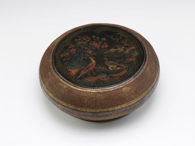 Boîte circulaire en laque et vannerie, fin XVIe-début XVIIe siècle (laque noire sur noyau de bois avec pigments polychromes, dorure et vannerie de bambou) - Chinese School