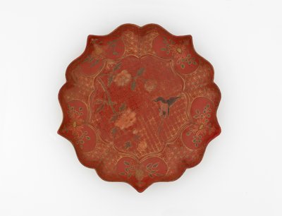Plat laqué avec décoration incisée en or et peinte, 16e-17e siècle - Chinese School