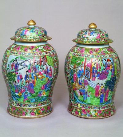 Paire de vases balustre famille rose de Canton et couvercles en dôme, début du 19ème siècle - Chinese School