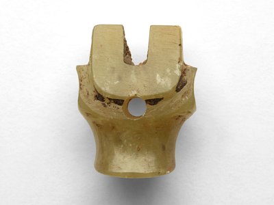 Pendentif en forme de tête bovine, retravaillé, c.1100-1000 av. J.-C. - Chinese School