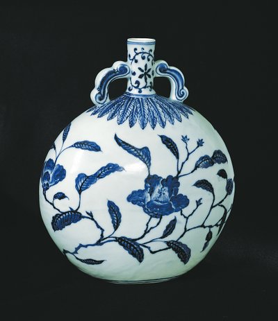 Gourde bleue et blanche de pèlerins avec décorations florales, c.1403-24 - Chinese School