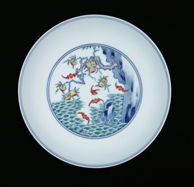 Plat en porcelaine peint en bleu sous glaçure et émaux ducai, 1723-1735 - Chinese School