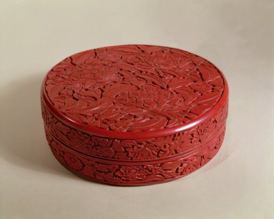 Boîte en laque rouge décorée de pivoines, 1426-27 - Chinese School