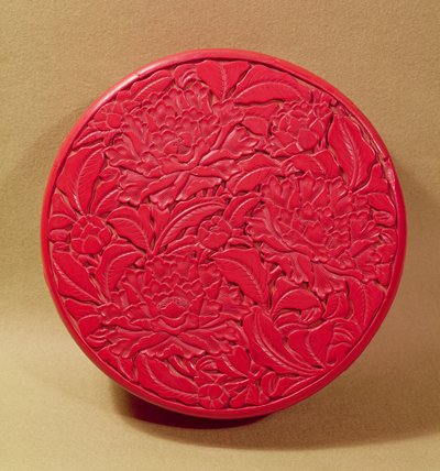 Boîte en laque rouge décorée de pivoines, c.1426-35 - Chinese School