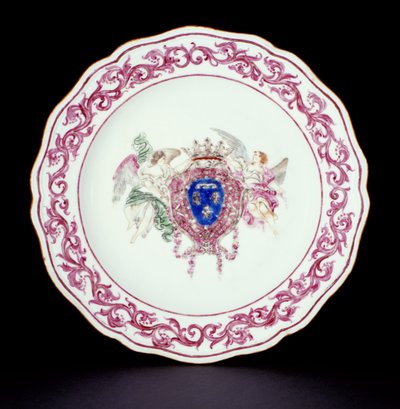 Assiette de dîner Rose Famille avec les Armes de France, période Qianlong (1736-95) vers 1765 - Chinese School