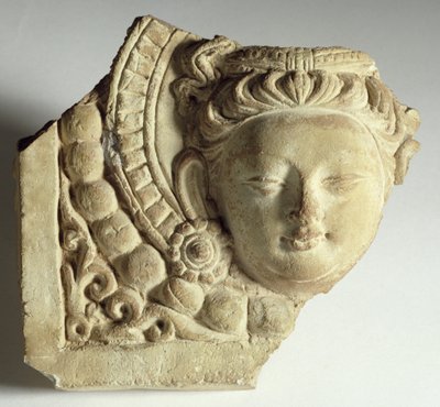 Tuile avec tête de Bodhisattva, Mingoi, VIe-VIIe siècle (stuc) - Chinese School