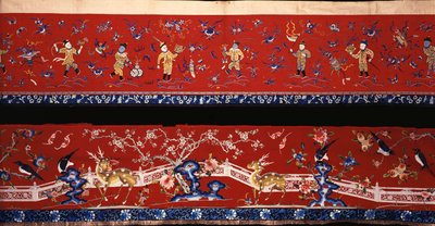 Deux tentures horizontales chinoises en laine rouge, l