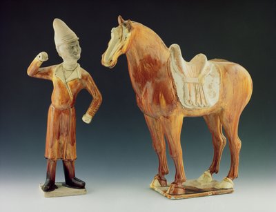 Figure de groom portant un manteau et un chapeau à visière avec un cheval sellé, dynastie Tang 618-906 - Chinese School Chinese School