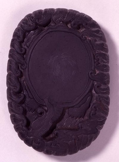 Pierre à encre sculptée en forme de grande tortue mythique Lo-shu parmi les vagues, probablement dynastie Ming - Chinese School Chinese School