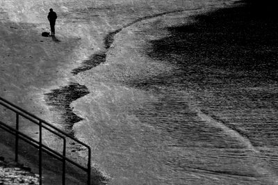 Silhouette solitaire sur la plage - Chris Hamilton