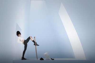 Figure conceptuelle dans une pose saisissante - Christine von Diepenbroek