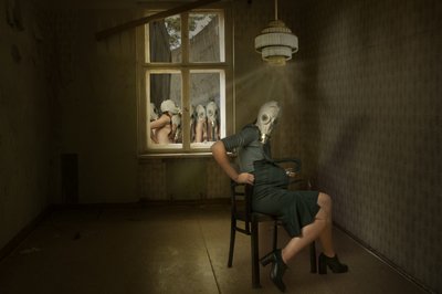 La femme au masque à gaz inquiétante - Christine von Diepenbroek