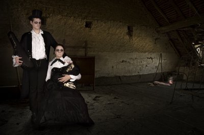 Un couple gothique dans un grenier - Christine von Diepenbroek
