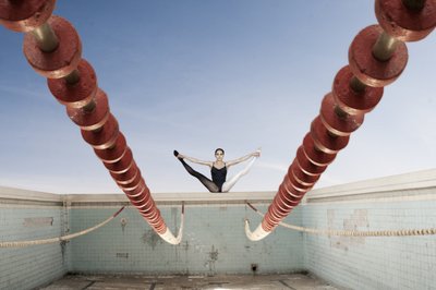 Une piscine désaffectée à la ligne gracieuse - Christine von Diepenbroek