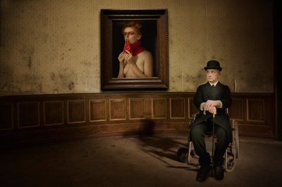 Un homme contemple un portrait de nu - Christine von Diepenbroek