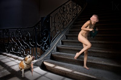 Femme nue dans un escalier sombre - Christine von Diepenbroek