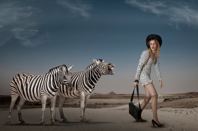 Scène surréaliste de mode dans le désert - Christine von Diepenbroek