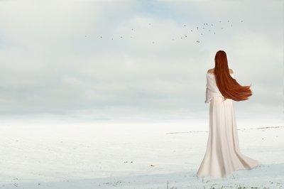 Femme en hiver avec des oiseaux - Christine von Diepenbroek