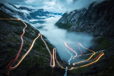 Sentiers sinueux et lumineux de la montagne - Christoph Schaarschmidt