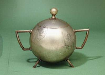 Un bol à deux poignées Hukin and Heath avec couvercle articulé - Christopher Dresser