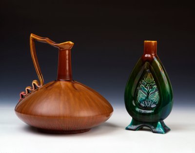 Cruche en poterie Linthorpe de forme globulaire comprimée avec glaçure caramel, verte et cramoisie et vase en poterie Linthorpe avec décoration de bourgeons de fleurs percés et glaçures marbrées vertes, bleues et brunes - Christopher Dresser
