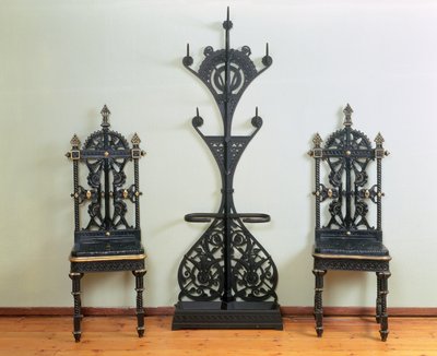Porte-manteau, chapeau et parapluie flanqué de deux chaises de jardin ou de hall, Coalbrookdale, 1867-69 - Christopher Dresser