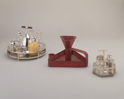 Service de Cruet en Argent Électroplaqué, Elkington & Co., 1885; Plat de Goutte à Fer Rouge Étain Triangulaire, Richard Perry, Son & Co., c.1876; Service de Cruet en Argent Électroplaqué, Hukin & Heath, 1885 - Christopher Dresser