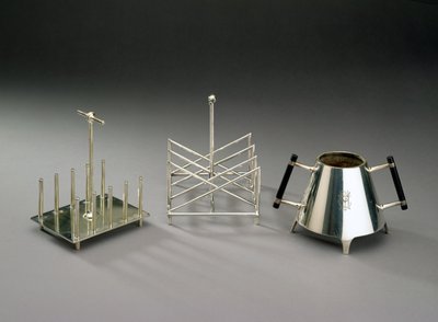Porte-toast avec supports verticaux, fabriqué par Hukin & Heath, 1878; porte-toast à section triangulaire, fabriqué par Elkington & Co., vers 1875-88; bol à sucre avec bois ébonisé - Christopher Dresser
