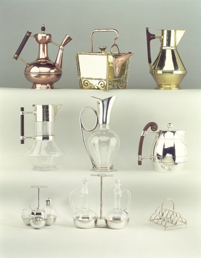 Haut, de gauche à droite : Cafetière orientale, Benham & Froud, vers 1888 ; Théière carrée rivetée japonaise, Benham & Froud, vers 1888 ; Carafe à vin, Richard Perry, Son & Co., vers 1880 - Christopher Dresser