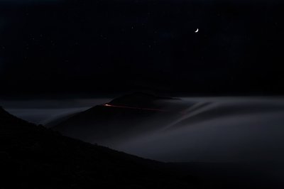 Route de montagne par une nuit brumeuse - Chuanxu Ren