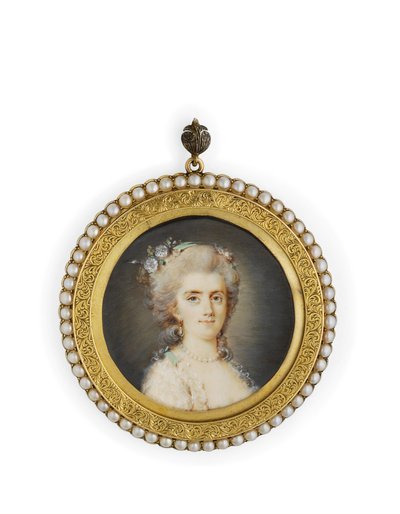 Comtesse Diane de Polignac, en robe blanche décolletée, fleurs et ruban vert menthe dans ses cheveux poudrés relevés, portant un collier et des boucles d