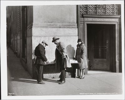 Marchand de journaux aveugle, Aaron Weintraub, à son stand au coin sud-est de la 7e Avenue et de la 32e Rue - Company Byron