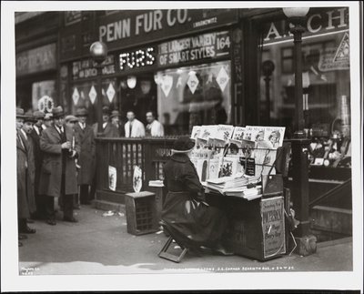 Marchand de journaux aveugle, Fannie Lyons, à son stand au coin sud-est de la 7e Avenue et de la 34e Rue - Company Byron