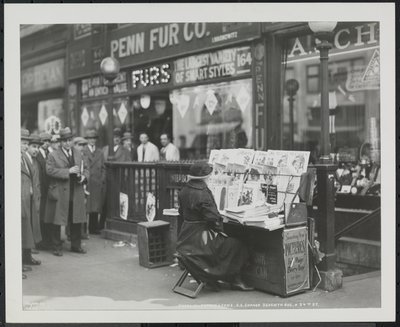 Marchande de journaux aveugle, Fannie Lyons, à son stand au coin sud-est de la 7e Avenue et de la 34e Rue - Company Byron