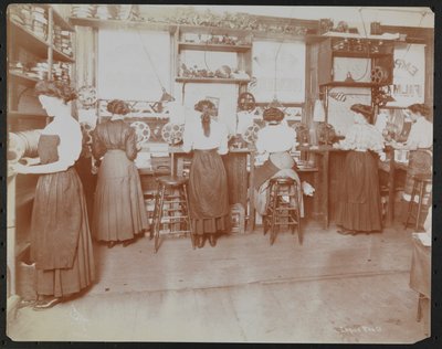 Laboratoire de films Empire Film Co. (possiblement à Broadway et 55e Rue) avec des hommes travaillant et des bobines de film et des caméras - Company Byron
